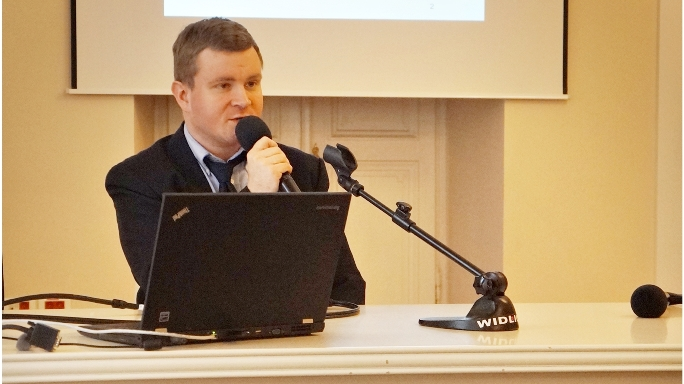 Pan Mikołaj Rotnicki prowadzi wykład o standardzie WCAG 2.0