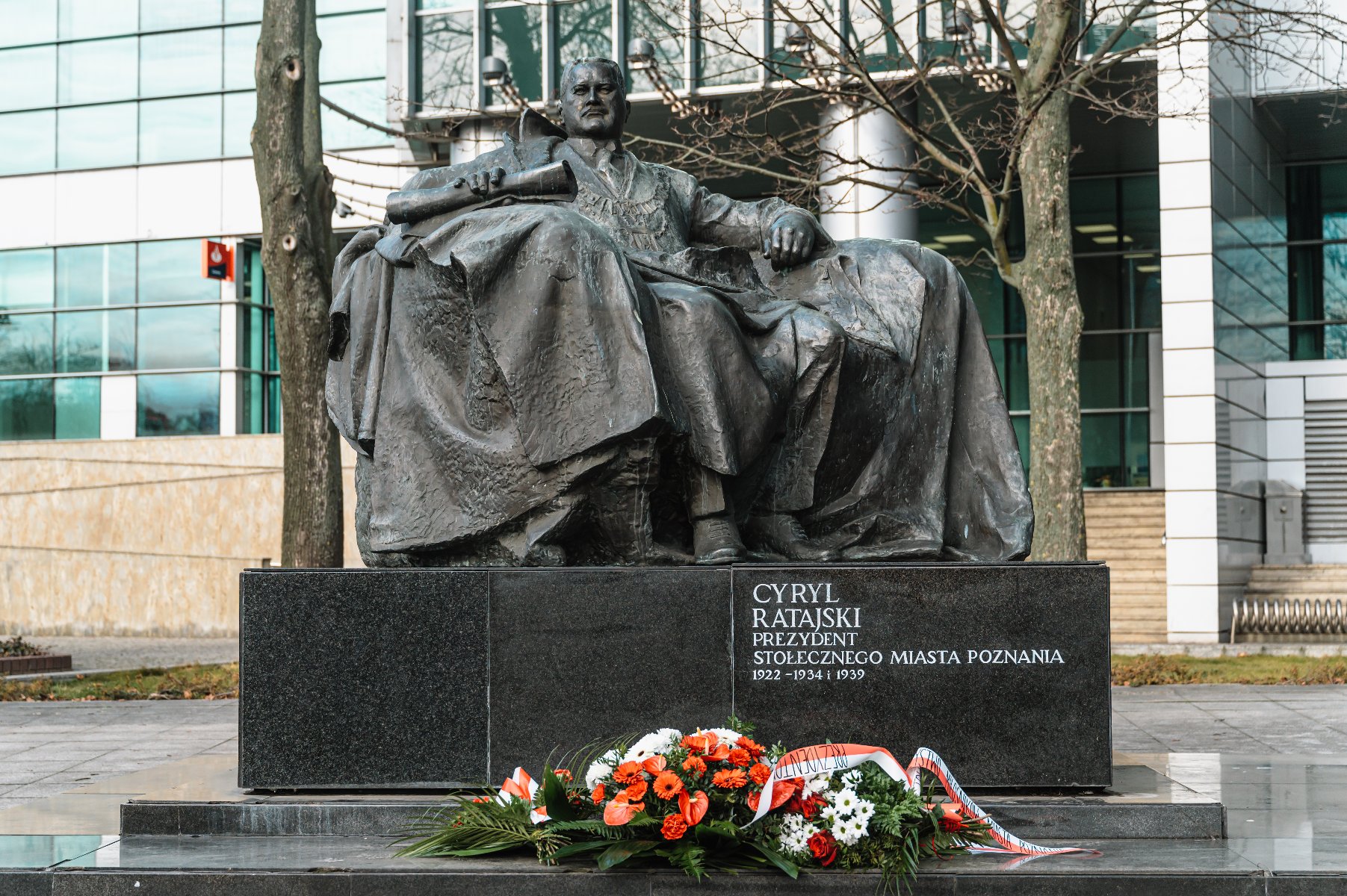 W poniedziałek 3 marca przypada 150. rocznica urodzin Cyryla Ratajskiego Cyryl Ratajski siedzący na pomniku z brązu na czarnym cokole. Przed cokołem ułożone są kwiaty w kolorach białym, czerwonym i zielonym oraz wstążka. Na cokole widnieje napis: "CYRYL RATAJSKI PREZYDENT STOŁECZNEGO MIASTA POZNANIA 1922 - 1934 I 1939".