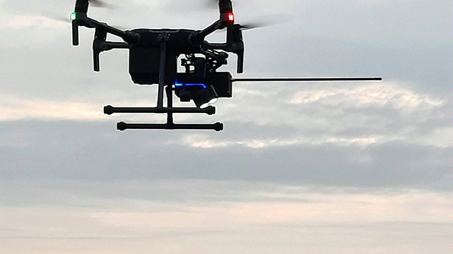 Zdjęcie przedstawia latającego drona.