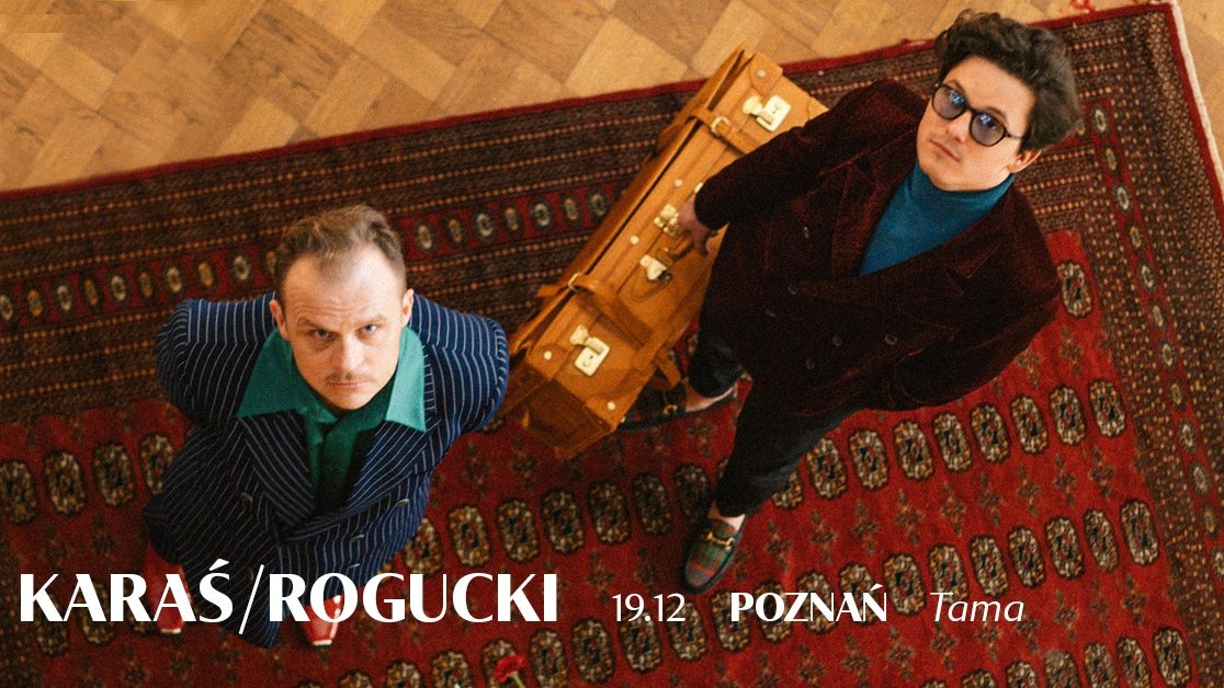 Zdjęcie przedstawia dwóch muzyków na czerwonym dywanie.