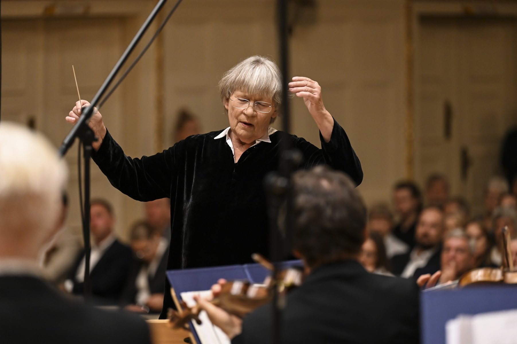 Dyrygująca Agnieszka Duczmal