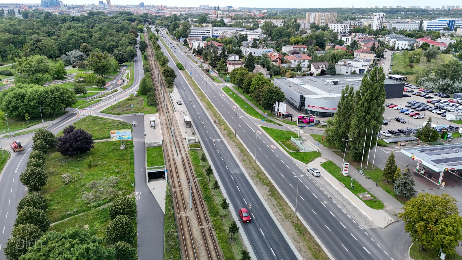 Dobiegają końca prace na remontowanym odcinku ul. Warszawskiej. Nowa nawierzchnia ułożona została na jej południowej jezdni - od ul. św. Michała do ul. Krańcowej fot. PIM Galeria zdjęć z ul. Warszawskiej z nową nawierzchnią