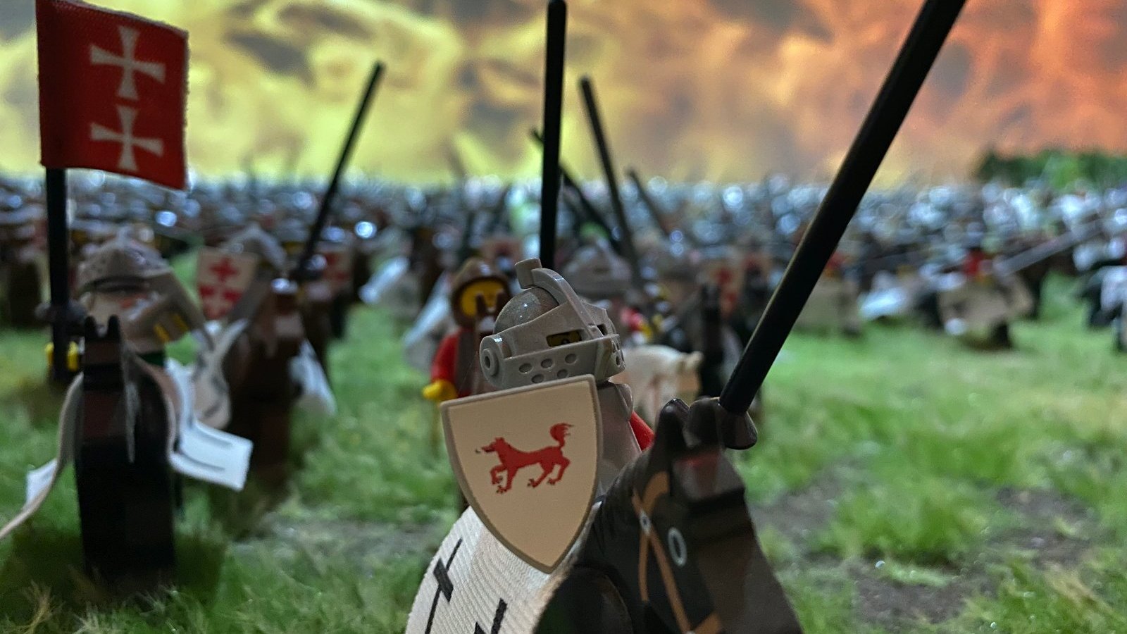 Zdjęcie przedstawia zbliżenie na żołnierza na koniu z klocków lego. W tle widać inne figurki.