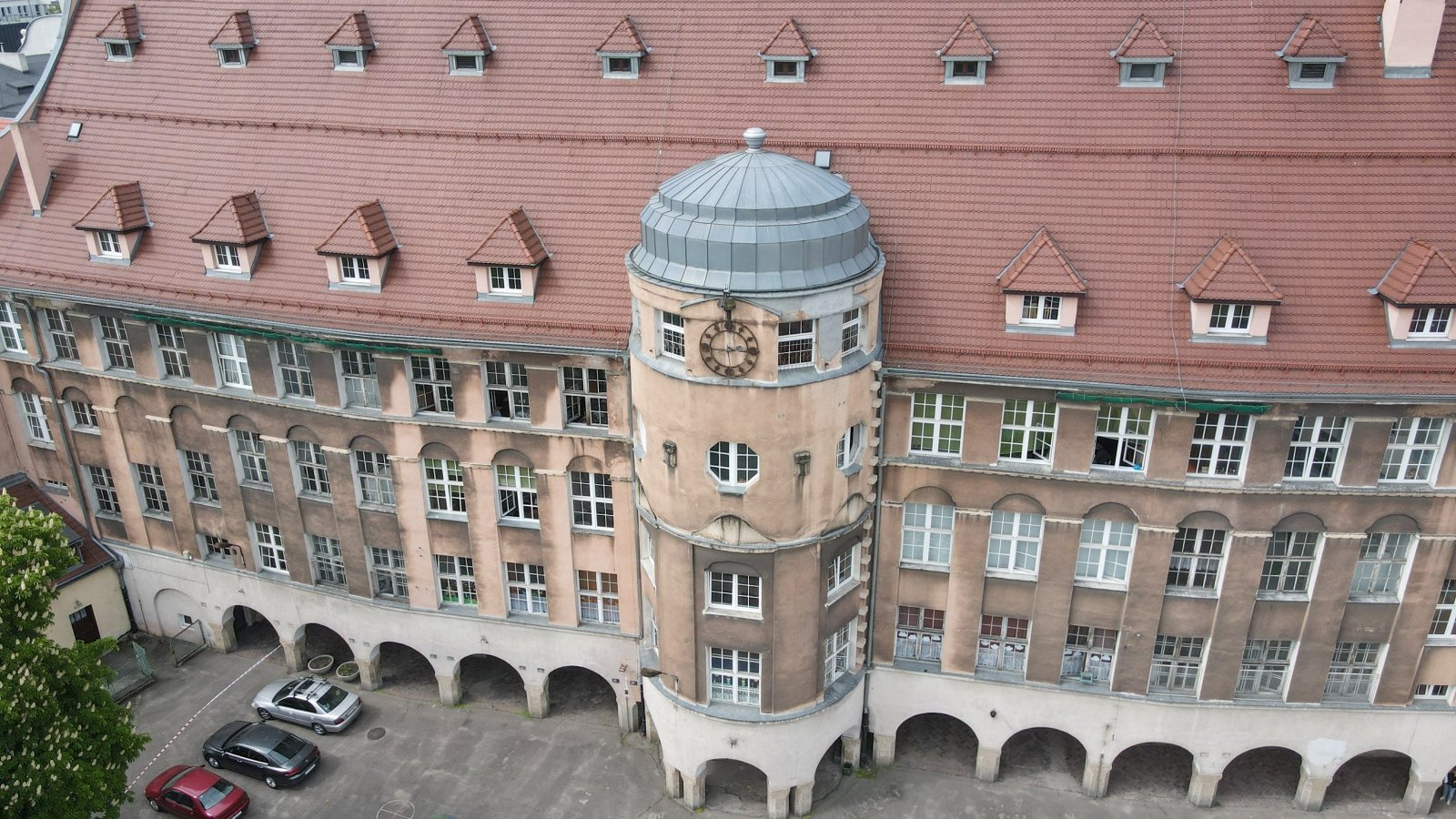 Galeria zdjęć przedstawia budynek szkoły z góry.