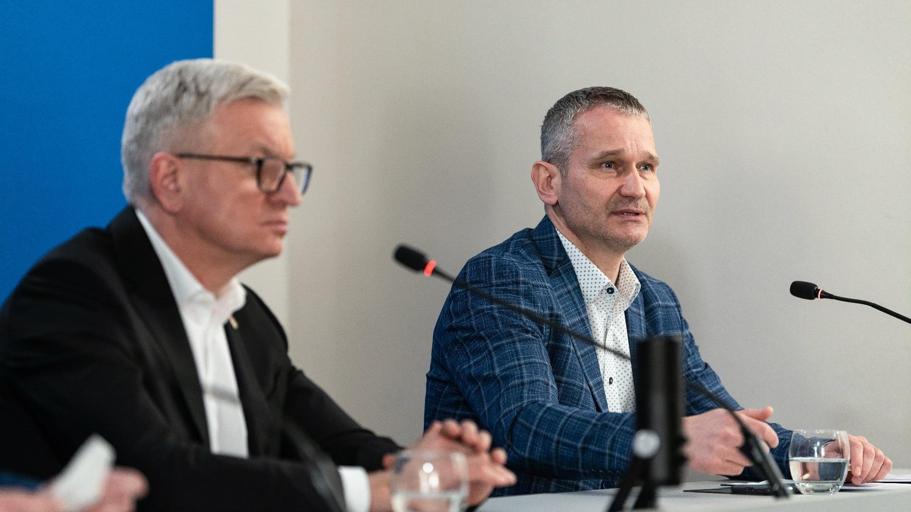 Na zdjęciu Jędrzej Solarski, zastępca prezydenta Poznania, za stołem konferencyjnym. Na pierwszym planie Jacek Jaśkowiak, prezydent miasta