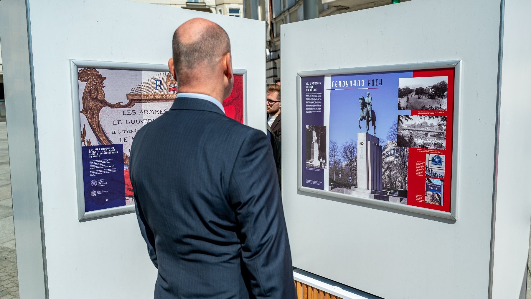 Galeria zdjęć przedstawia otwarcie wystawy o marszałku Fochu. Na fotografiach widać ludzi oglądającyh ekspozycję oraz plansze wystawy z tekstem i zdjęciami.