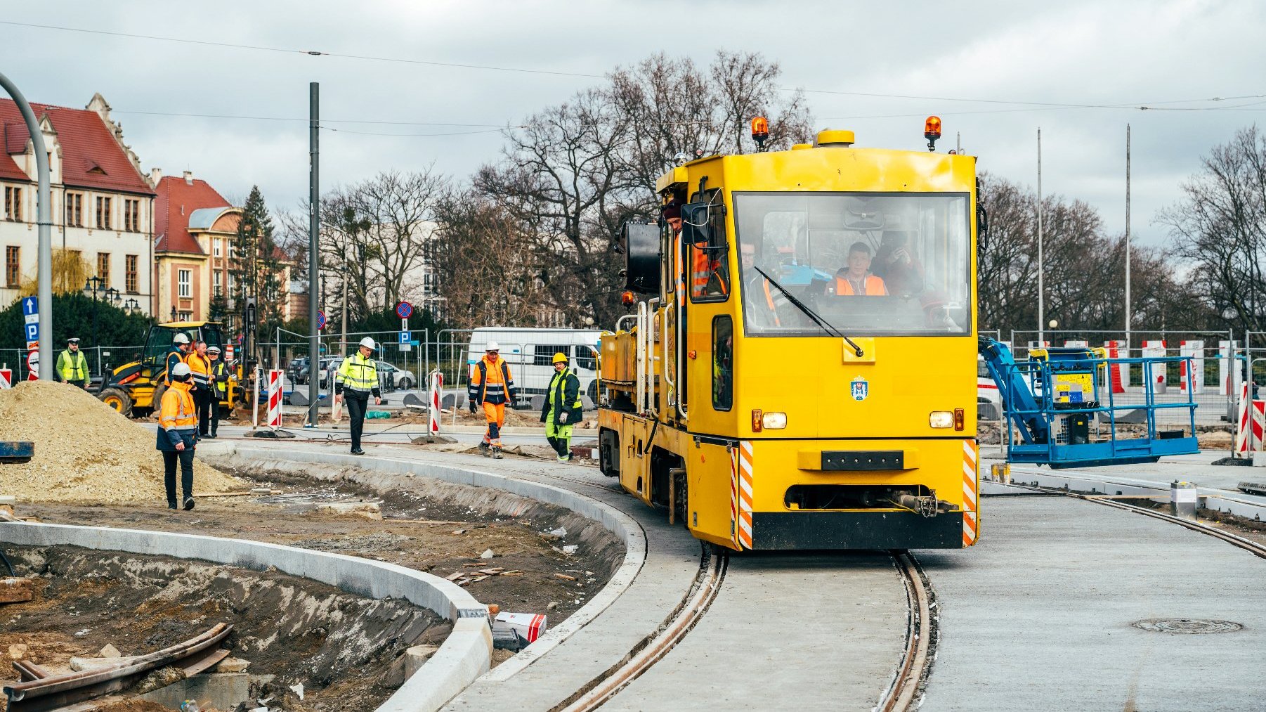 Galeria zdjęć przedstawia remontowany odcinek torów tramwajowych, po których przejeżdżał tekstowo pojazd szynowy
