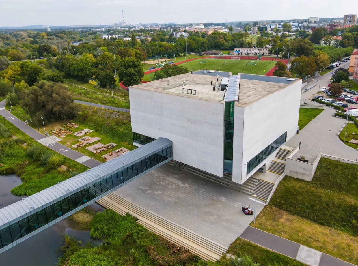 Wśród Fest Miejscówek jest m.in. Brama Poznania Na zdjeciu budynek Bramy Poznania widziany z lotu ptaka