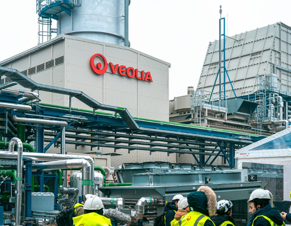 Na zdjęciu budynki instalacji grzewczej, na ścianie napis: Veolia