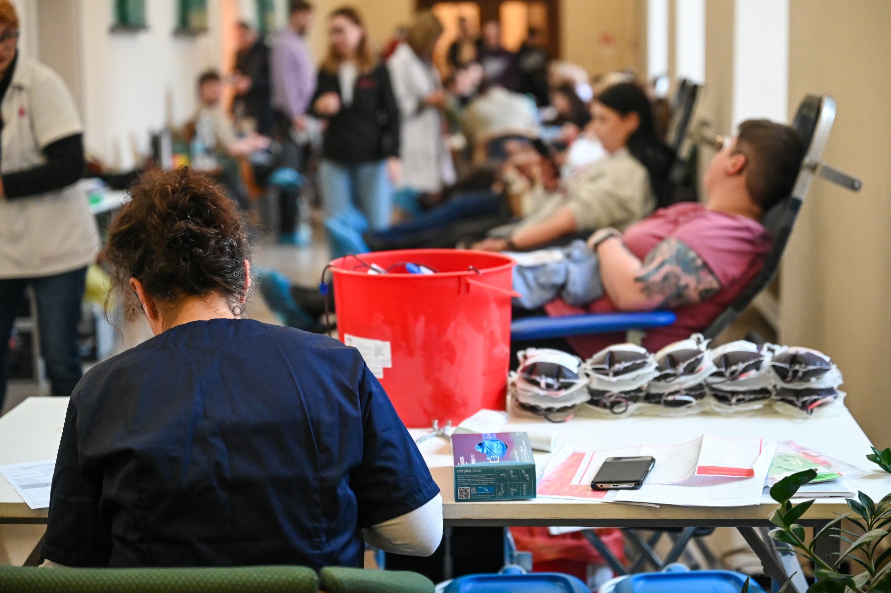 Na zdjęciu człowiek oddający krew, widać tylko jego rękę i piłeczkę, którą trzyma w dłoni