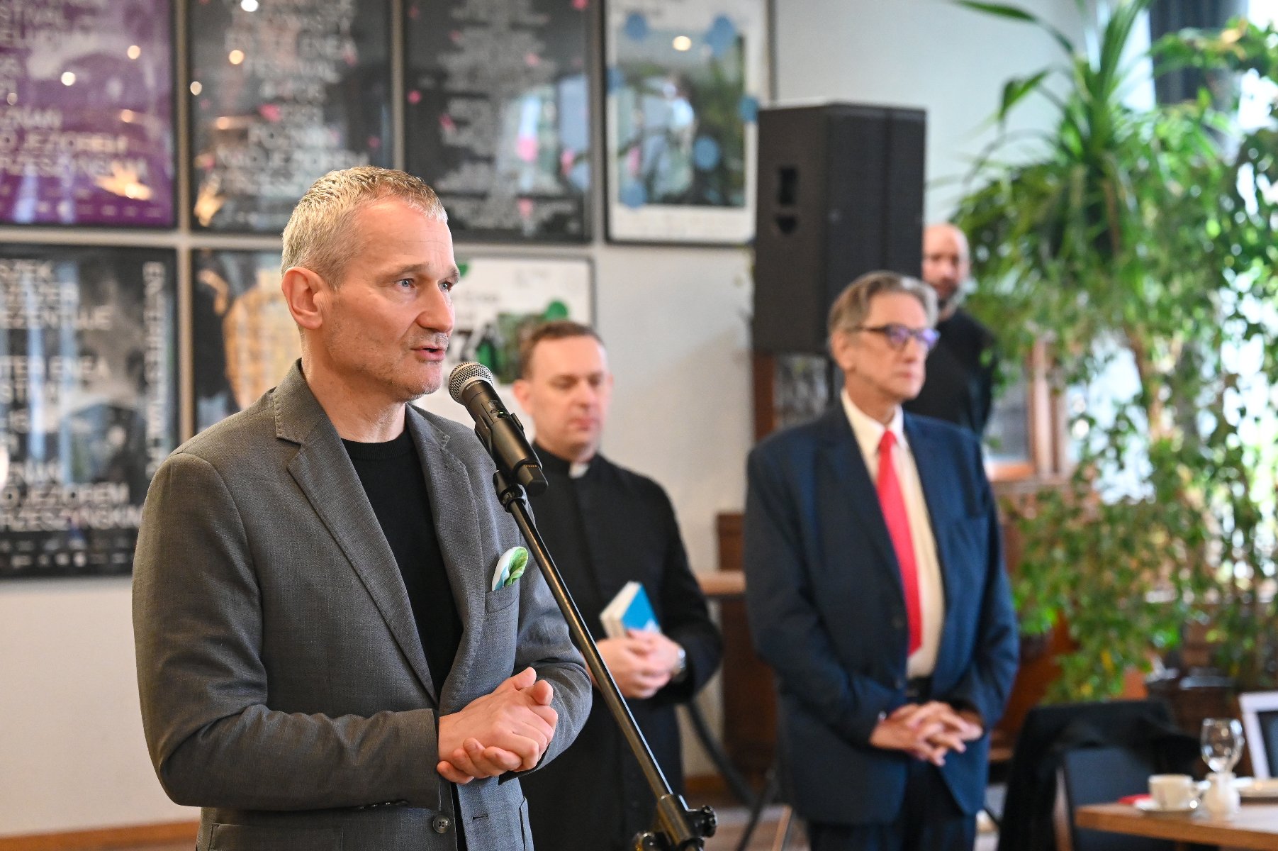 Na zdjęciu kobiety dzielące się opłatkiem