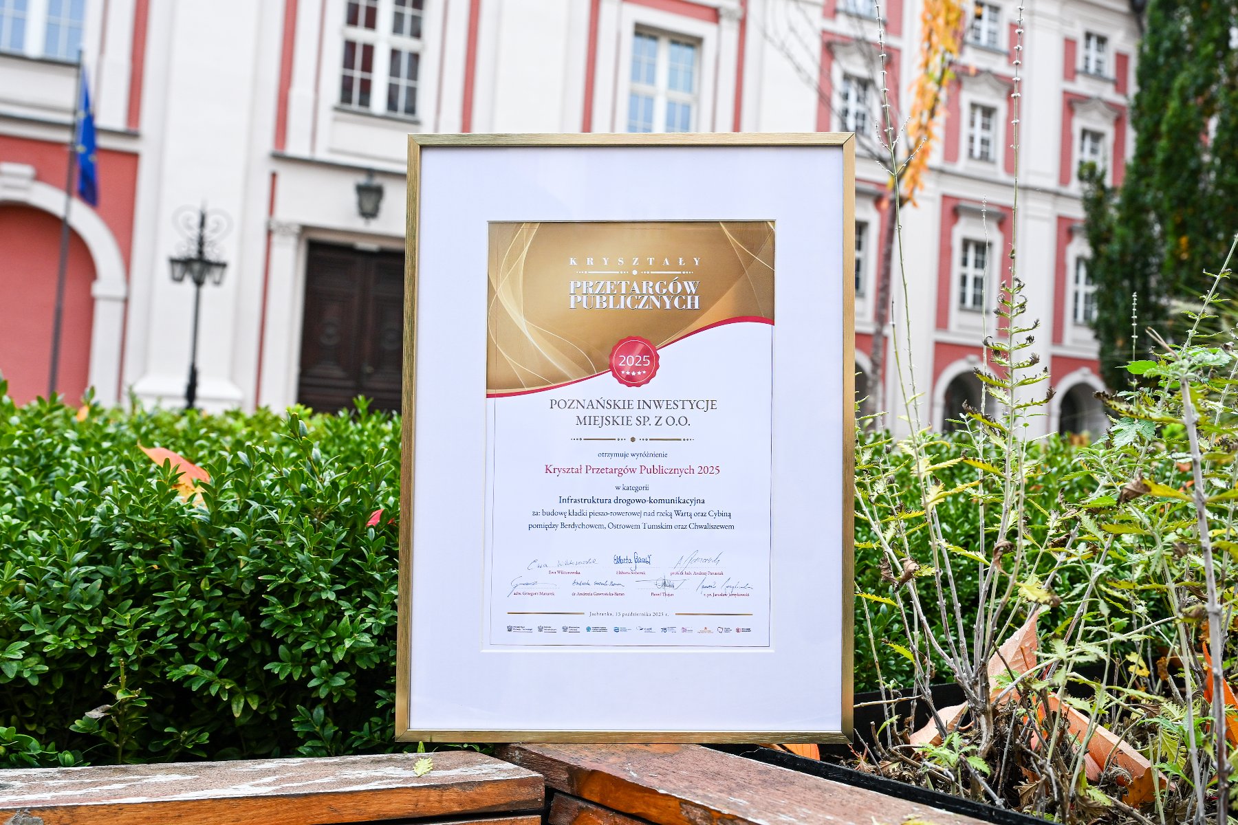 Poznańskie Inwestycje Miejskie otrzymały wyróżnienie w kategorii "Infrastruktura drogowo-komunikacyjna" za budowę mostów Berdychowskich Na zdjęciu mosty Berdychowskie, na nich stoją dwie kobiety, w tle widać rowerzystę