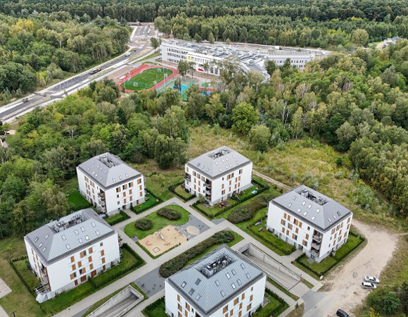 Na zdjęciu osiedle widziane z lotu ptaka, na pierwszym planie widać bloki