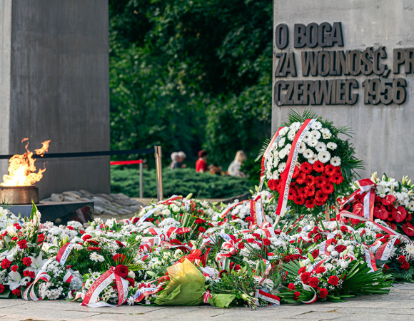 Na zdjęciu pomnik Poznańskiego Czerwca, pod nim kwiaty