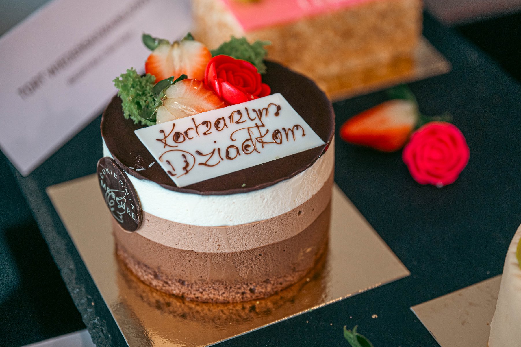 Na zdjęciu torcik z napisem: kochanym dziadkom