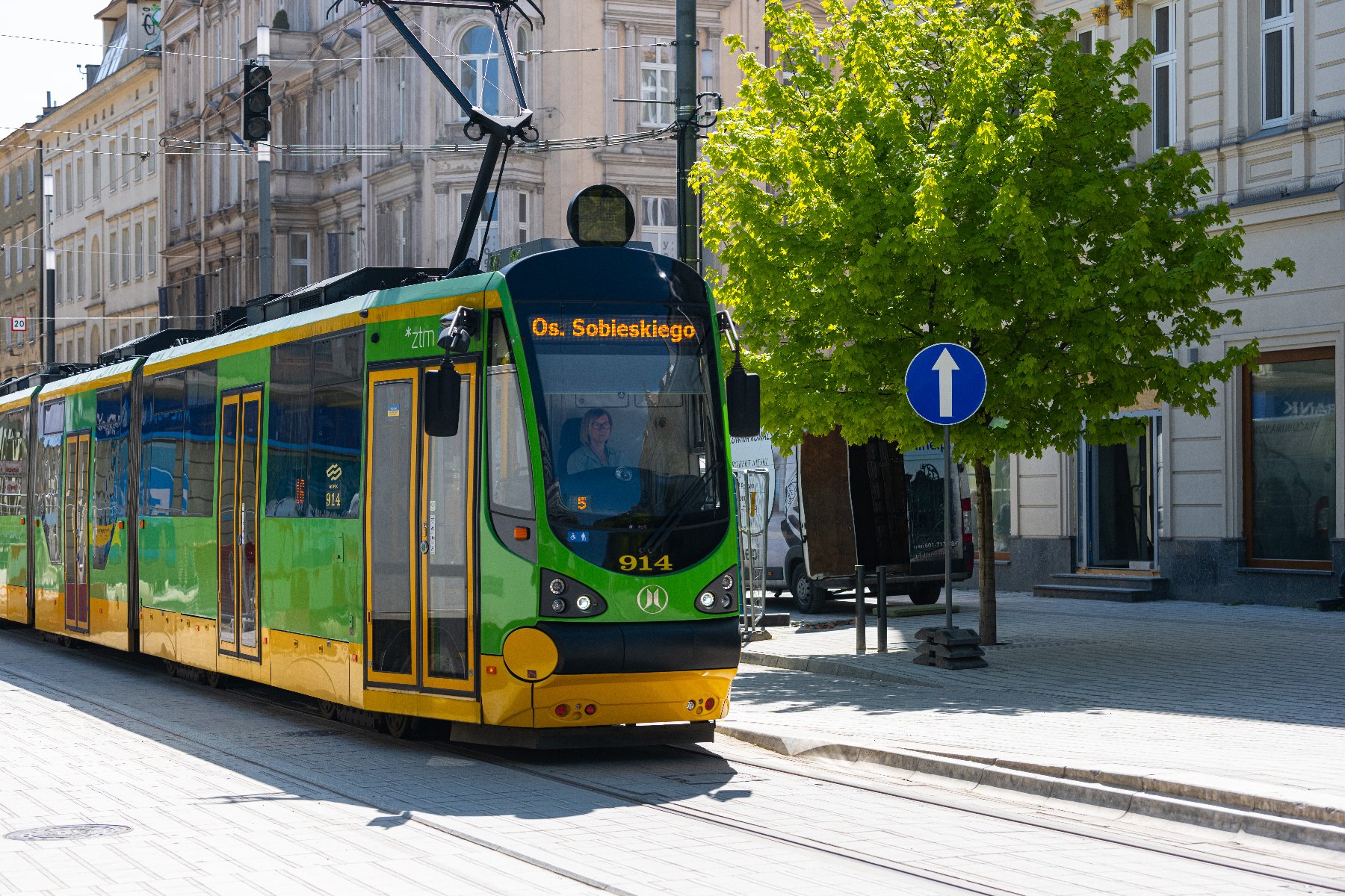 Na zdjęciu tramwaj jadący ulicą Święty Marcin