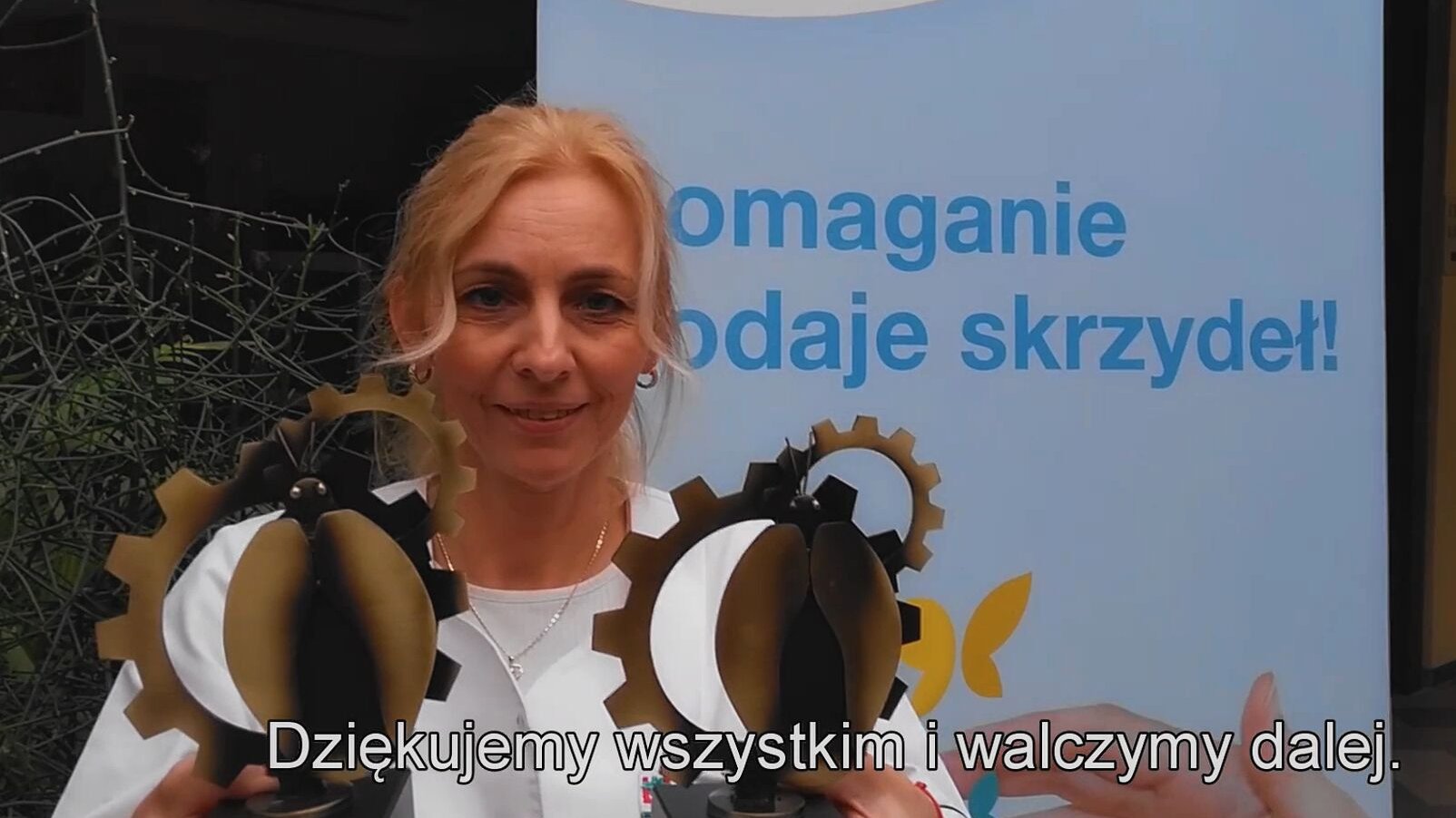 Na zdjęciu wiceprezes nagrodzonej fundacji trzymajaca dwie statuetki. - grafika artykułu