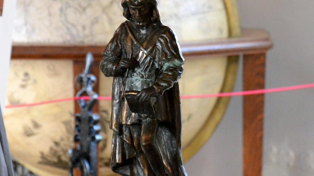 Zdjęcie przedstawia brązową statuetkę nagrody z sylwetką Jan Baptysty Quadro.