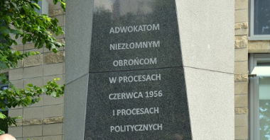 Uroczystości pod pomnikiem adwokatów broniących w procesach Czerwcu'56