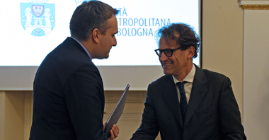 Przekazanie umowy partnerskiej z miastem Bolonia