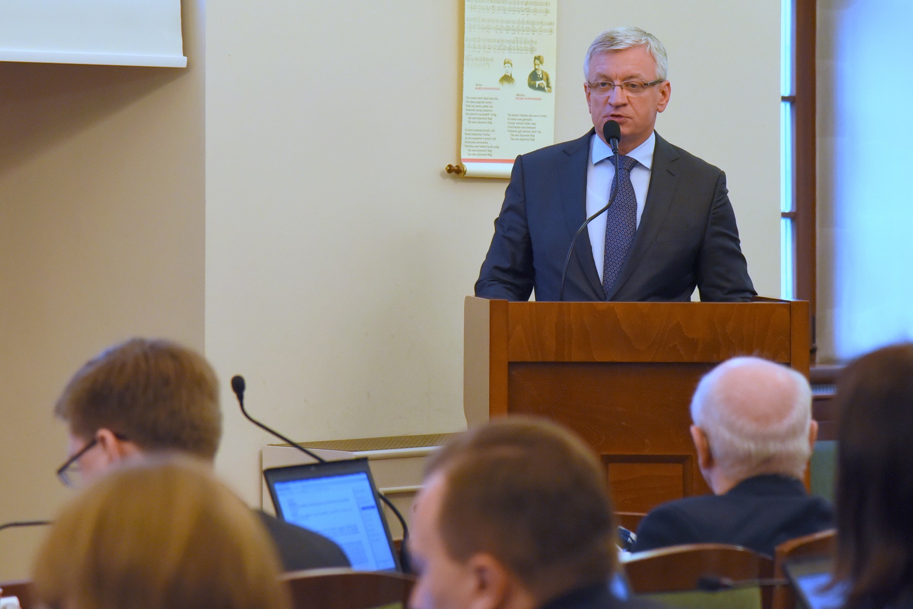 Podczas grudniowej sesji radni przyjęli projekt budżetu Poznania na 2018 rok. Jacek Jaśkowiak, prezydent miasta, prosił na sesji o głosowanie ponad podziałami politycznymi - grafika artykułu