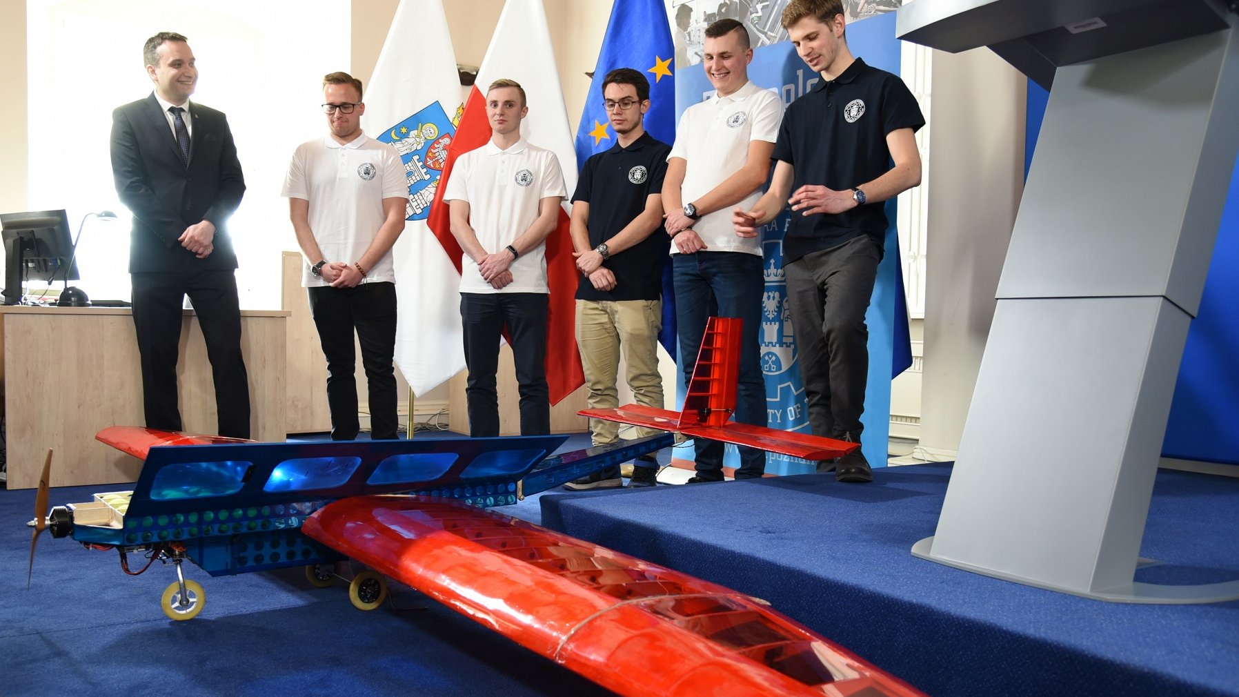 Dron, skonstruowany przez studentów Politechniki Poznańskiej, zostanie zaprezentowany na zawodach w Meksyku i Stanach Zjednoczonych