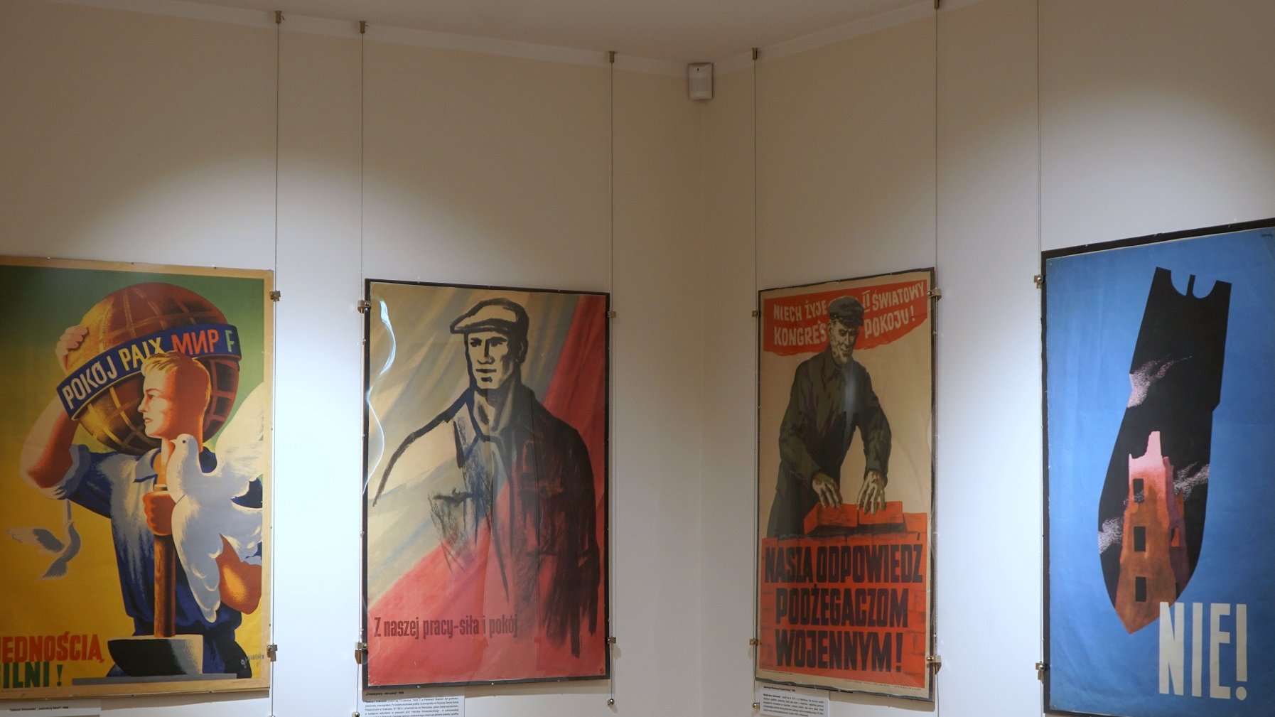 W galerii można oglądać plakaty ze zbiorów Wielkopolskiego Muzeum Niepodległości, które pochodzą z okresu PRL-u