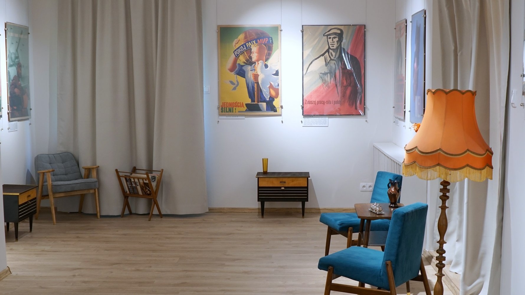 W galerii można oglądać plakaty ze zbiorów Wielkopolskiego Muzeum Niepodległości, które pochodzą z okresu PRL-u