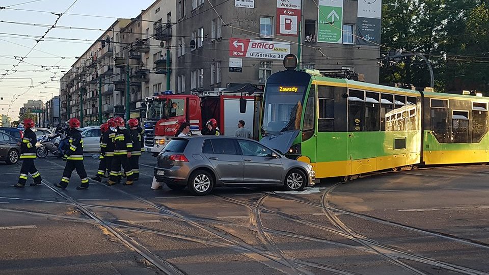 Na tym samym skrzyżowaniu chwilę później samochód zderzył się z tramwajem