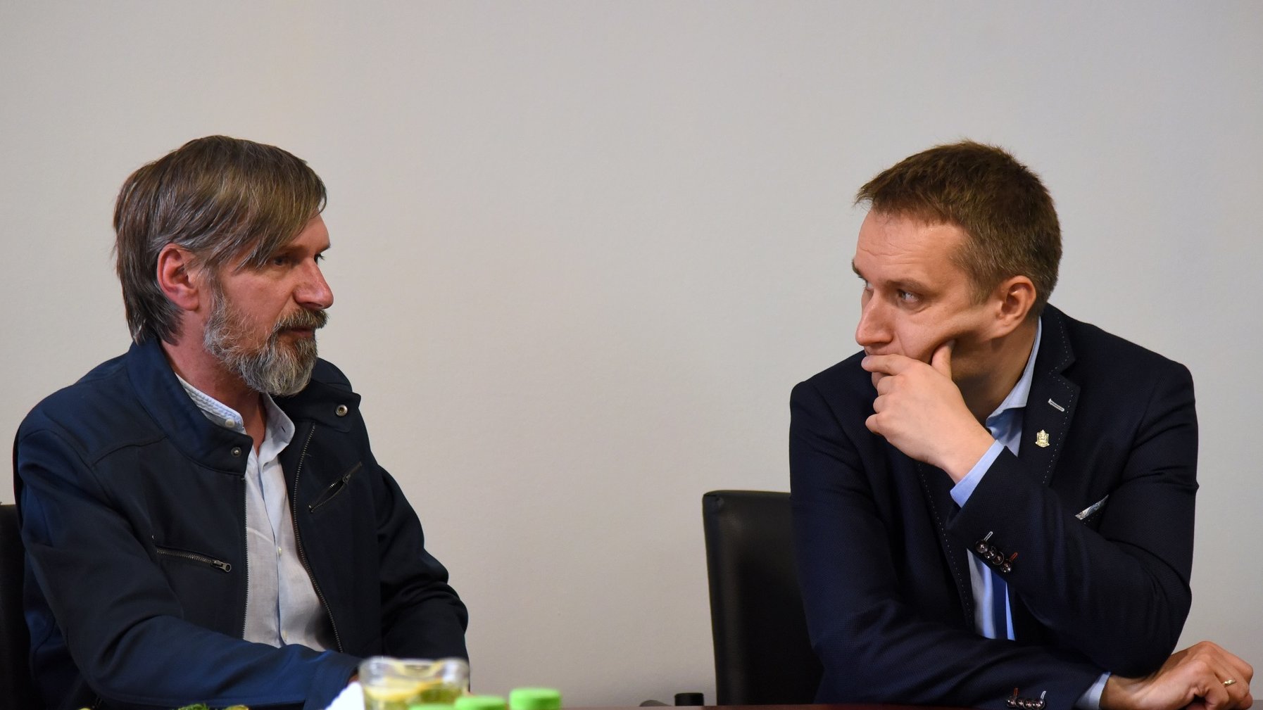 Mariusz Wiśniewski, prezydent Poznania i Grzegorz Lewandowski, poznański introligator, rozmawiali o "Zaułku rzemiosła"