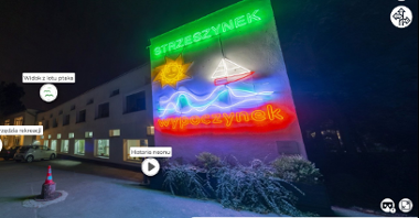 Zdjęcie neonu "Strzeszynek" - jednej z instalacji dostępnych w Visual Parku.