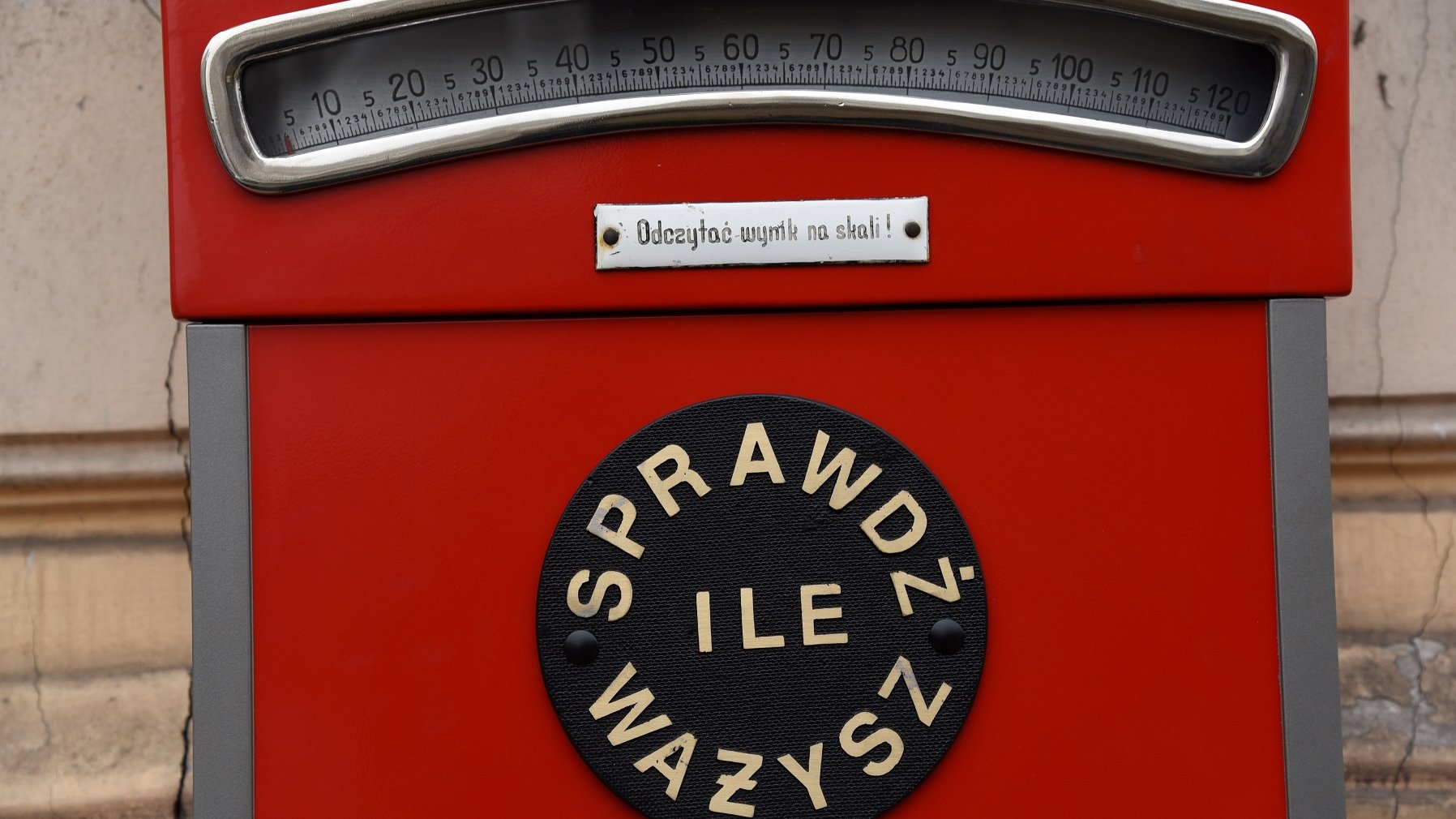 Zabytkowa waga została odnowiona i wróciła na Aleje Marcinkowskiego