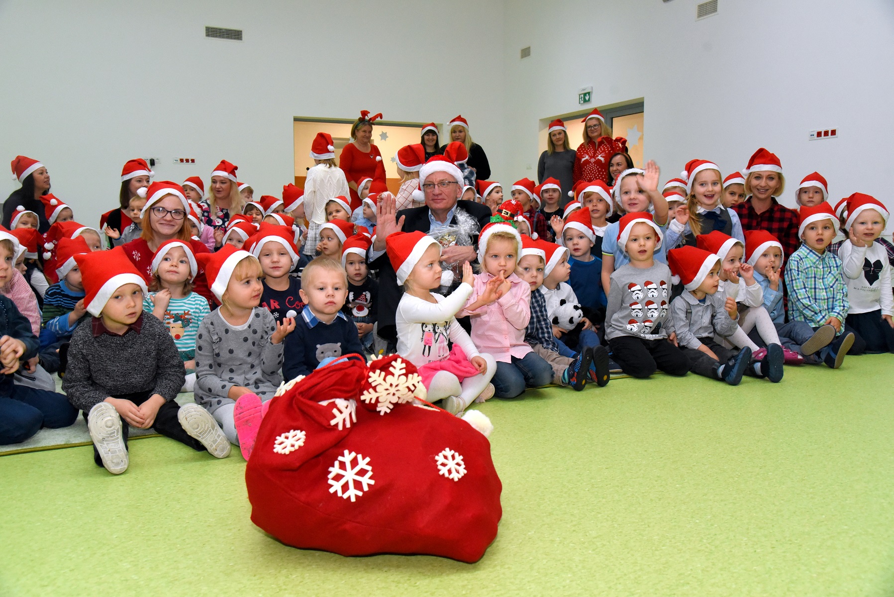 Prezydent Poznania spotkał się z przedszkolakami i przekazał im prezenty od Świętego Mikołaja - grafika artykułu