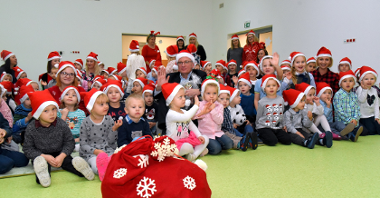 Prezydent Poznania spotkał się z przedszkolakami i przekazał im prezenty od Świętego Mikołaja