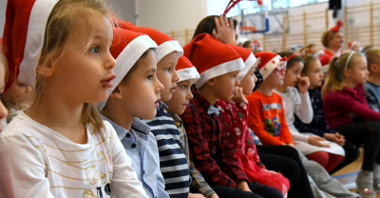 Prezydent Poznania spotkał się z przedszkolakami i przekazał im prezenty od Świętego Mikołaja
