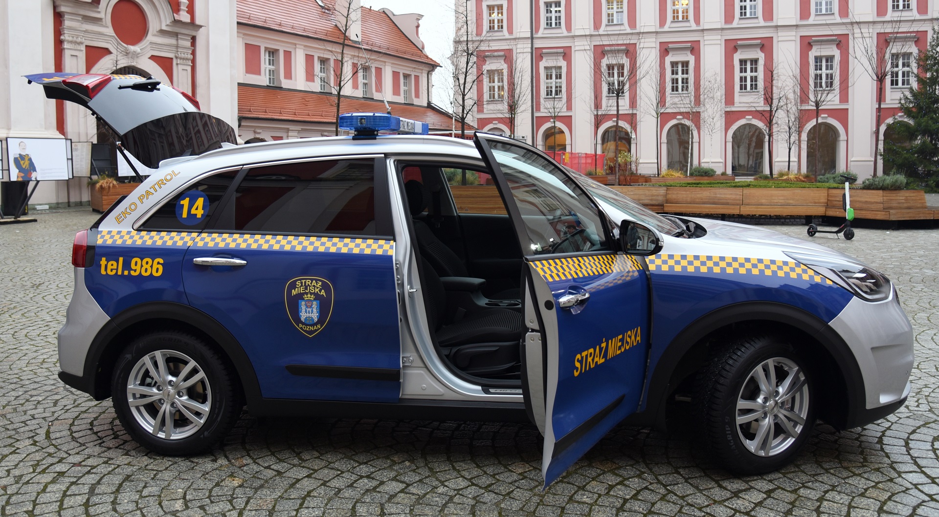 Strażnicy Eko Patrolu otrzymali nowy radiowóz z napędem hybrydowym - grafika artykułu