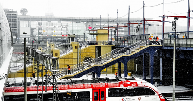 Schody odchodzące z mostu Dworcowego na perony poznańskiego dworca kolejowego