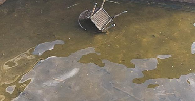 Zdjęcie przedstawia krzesło w wodzie.