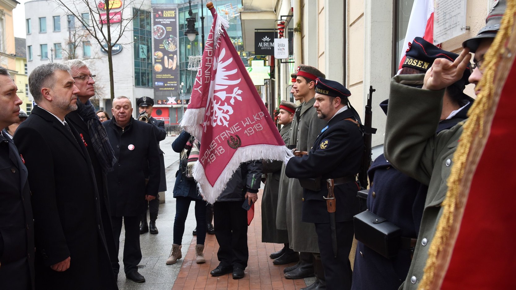 Władze miasta, powiatu i województwa złożyły kwiaty na Cmentarzu Zasłużonych Wielkopolan oraz pod tablicami pamiątkowymi dawnych bohaterów