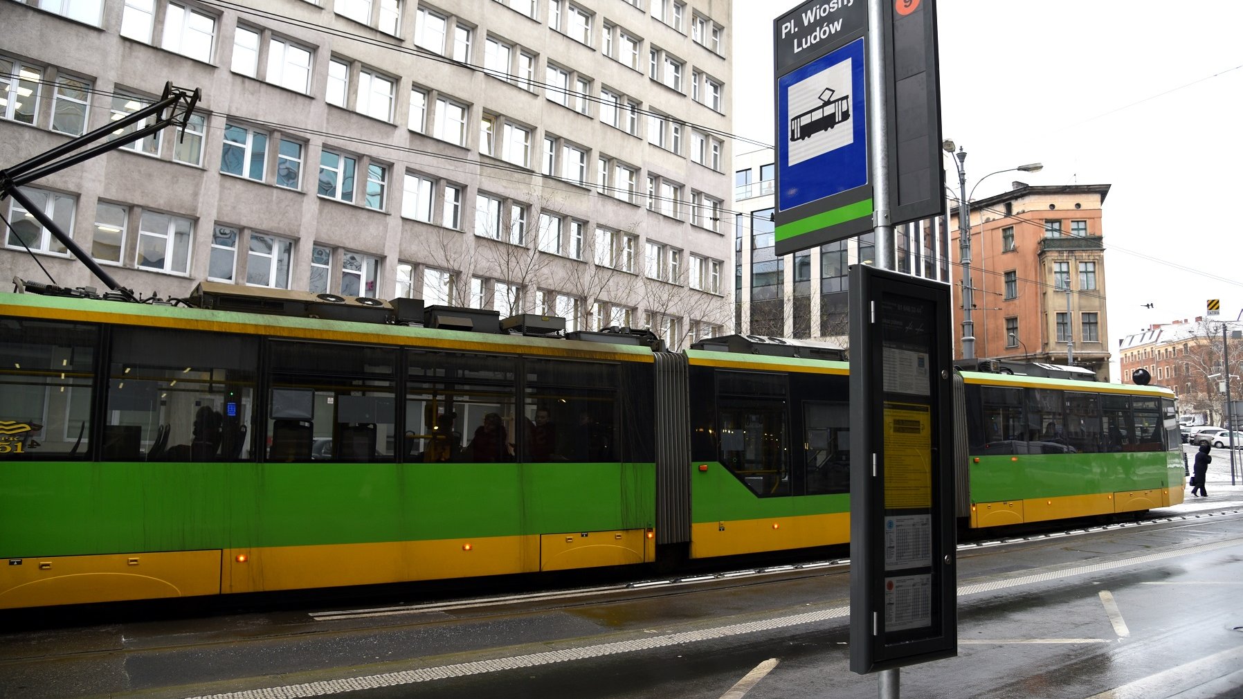 W Poznaniu pojawiły się na przystankach nowe słupki z gablotami