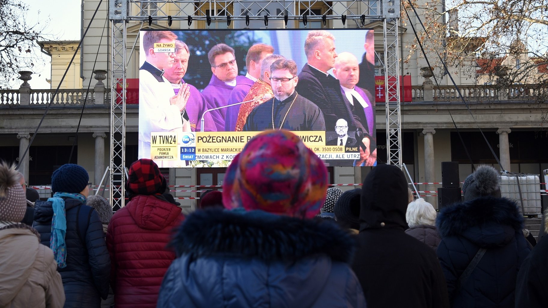 W zadumie i ze łzami w oczach poznaniacy pożegnali Pawła Adamowicza