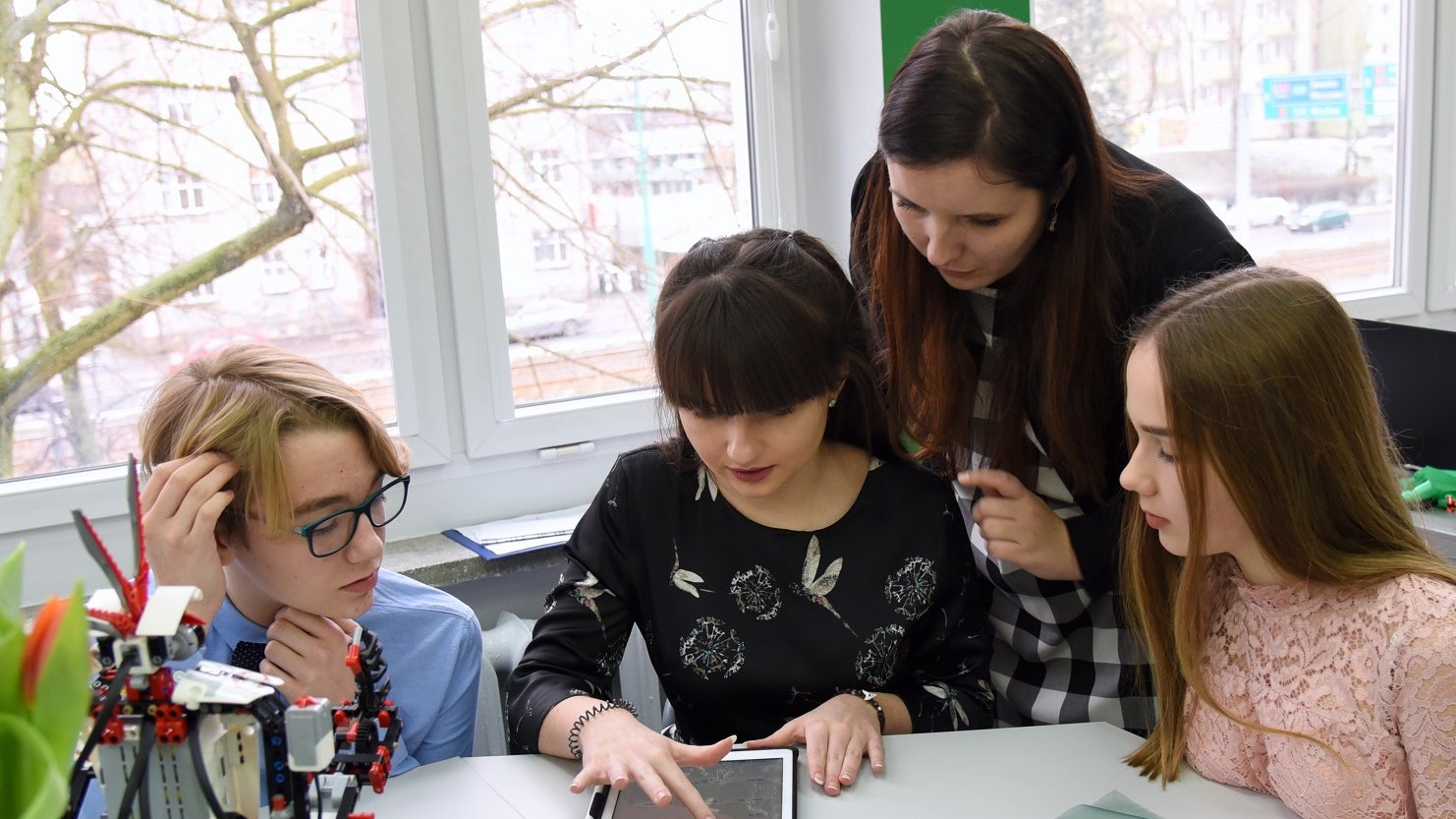 W Szkole Podstawowej nr 77 otwarto tam nowoczesną pracownię Code for Green