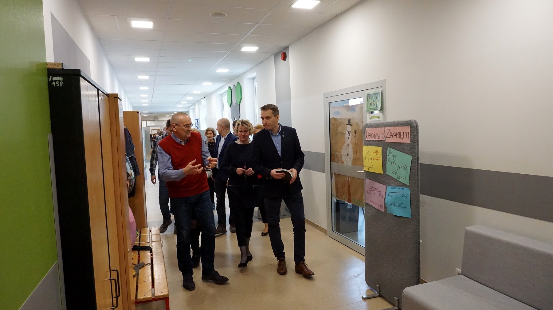 Do istniejącego budynku dobudowywane zostały dwa skrzydła