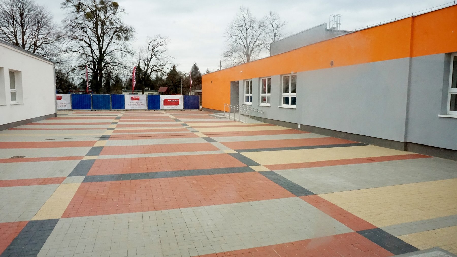 Budynek szkoły powiększył się o dodatkowe skrzydła