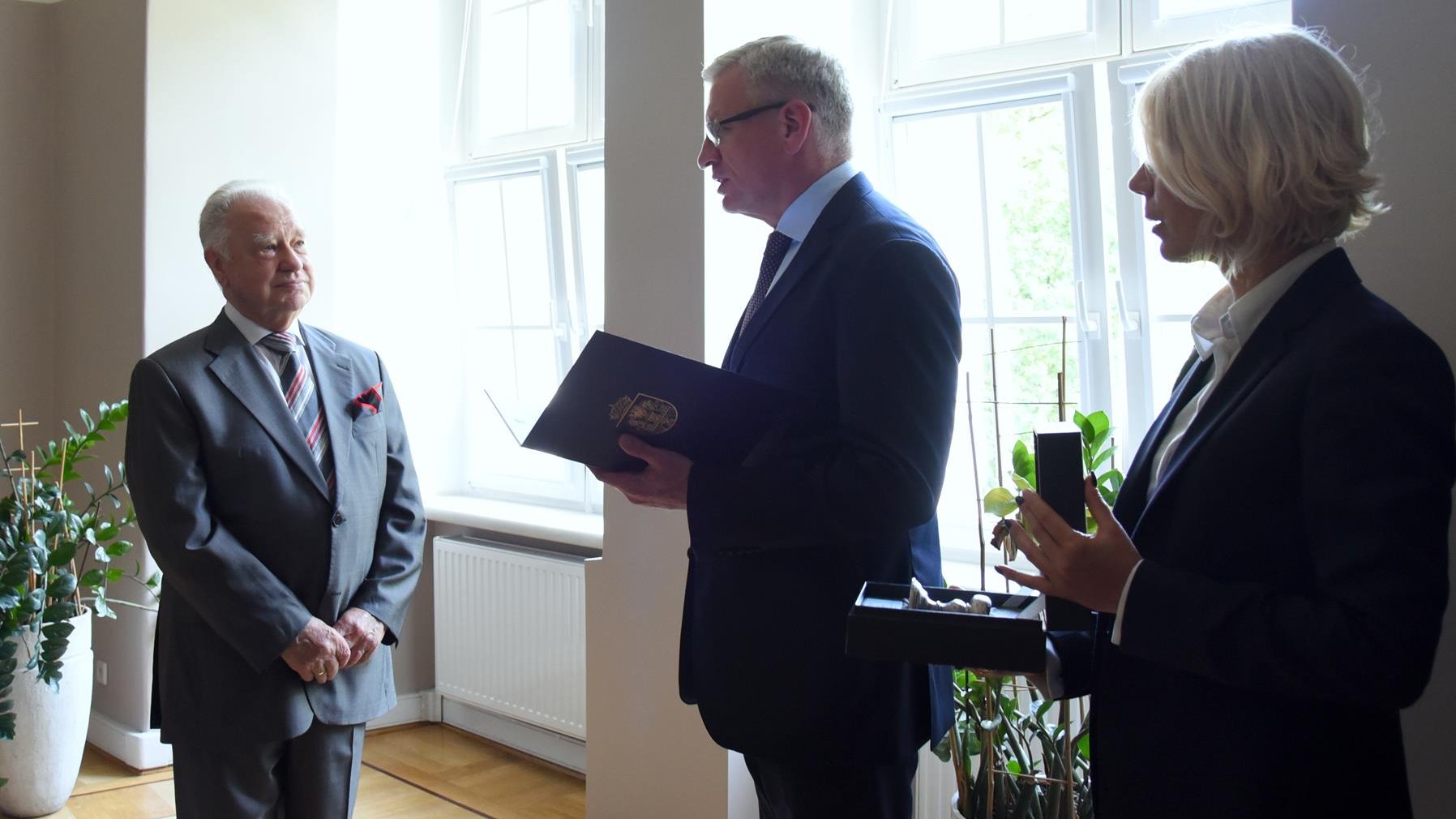 Prof. Andrzej J. Szwarc jest wybitnym naukowcem z Wydziału Prawa i Administracji UAM