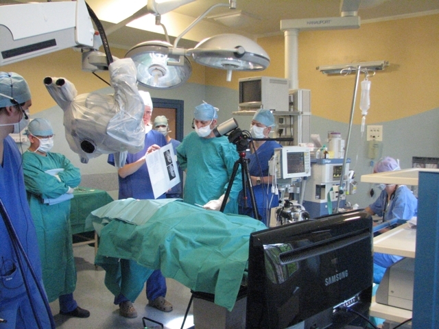 PCSS już wcześniej transmitowało operację online - m.in. z Kliniki Otolaryngologii i Onkologii Laryngologicznej Uniwersytetu Medycznego w Poznaniu/fot. PCSS - grafika artykułu