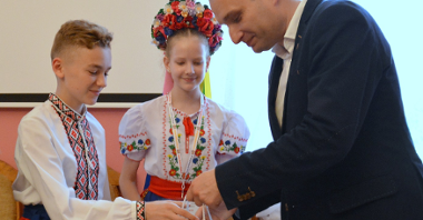 Uczestnicy Międzynarodowego Dziecięcego Festiwalu Folkloru KIDS FUN FOLK 2019 odwiedzili Urząd Miasta Poznania