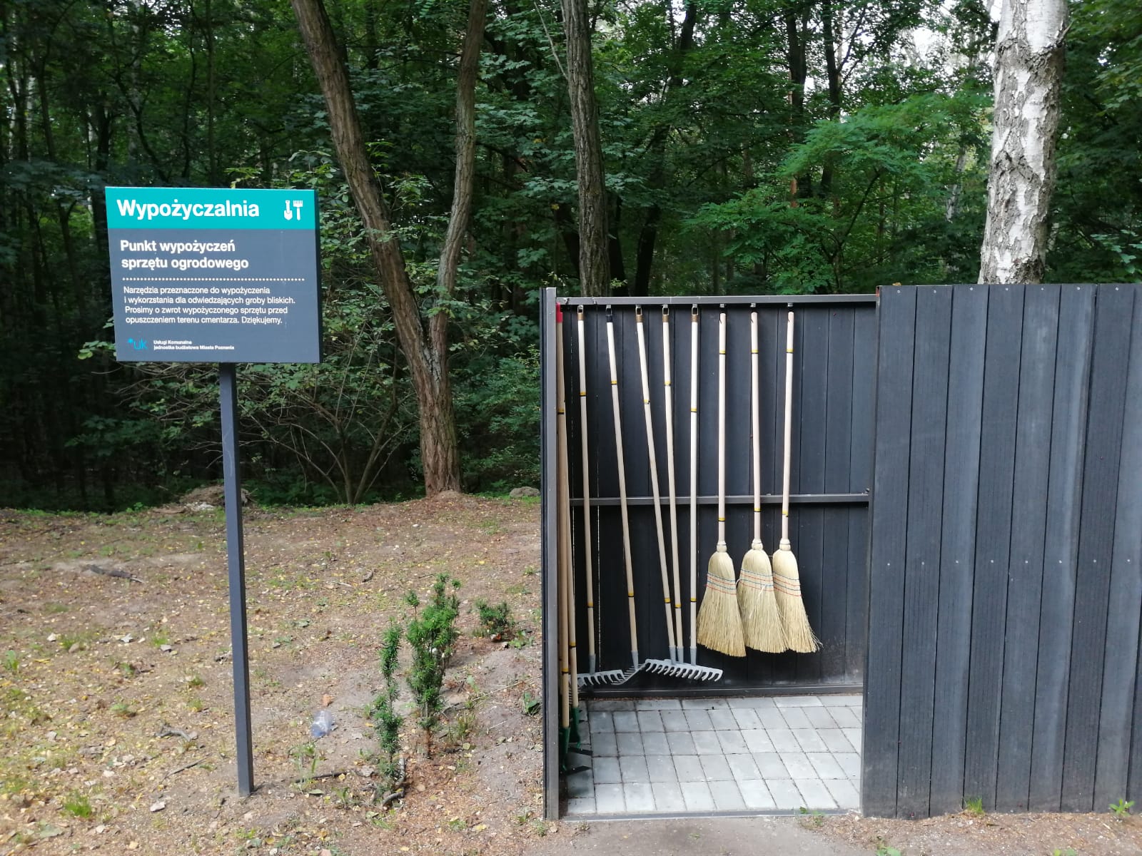Na poznańskich cmentarzach komunalnych na Miłostowie i Junikowie powstały punkty, w których można bezpłatnie wypożyczyć sprzęt ogrodowy - grafika artykułu