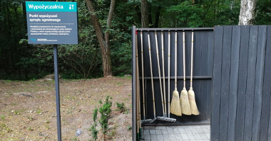 Na poznańskich cmentarzach komunalnych na Miłostowie i Junikowie powstały punkty, w których można bezpłatnie wypożyczyć sprzęt ogrodowy