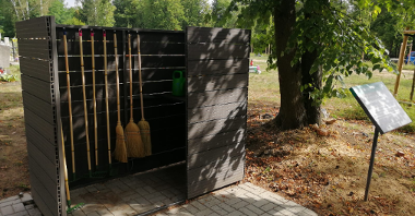 Na poznańskich cmentarzach komunalnych na Miłostowie i Junikowie powstały punkty, w których można bezpłatnie wypożyczyć sprzęt ogrodowy